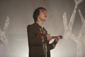 Tom-Serenades-The-Snake